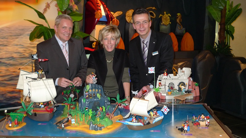 Playmobil-Geschäftsführerin Andrea Schauer, Entwicklungsleiter Berhard Hane und kaufmännischer Geschäftsführer Steffen Höpfner schicken ihre Playmobil-Männchen auf Schatzsuche, allerdings haben auch fiese Piraten die gleiche Idee.