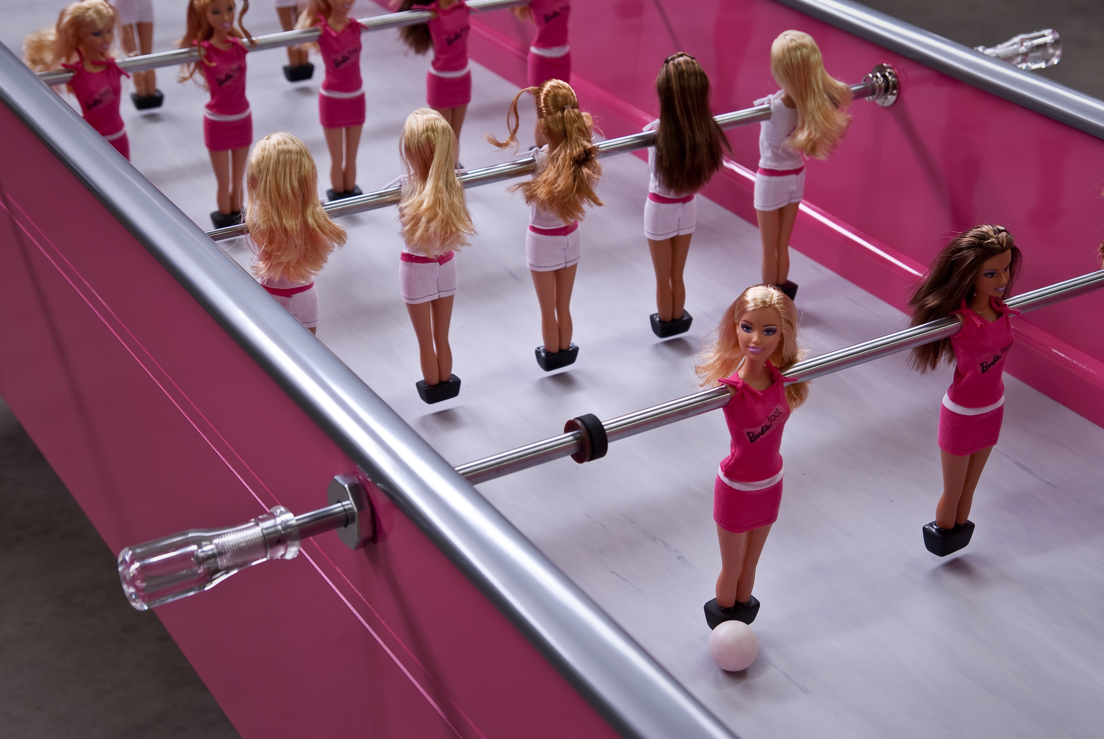 Barbie in pink als Fußball-Kickerinnen