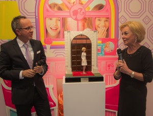 Liz Mohn und Mattel Geschäftsführer Stephan Tahy bei der One of a Kind Überreichung auf dem Mattel-Messestand in Nürnberg.