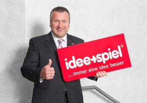 idee+spiel Geschäftsführer Marketing, Andreas Schäfer präsentiert das neue Logo nebst "Claim"