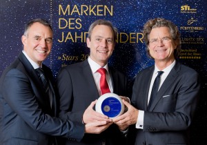 Dr. Florian Langenscheidt (rechts) übergab den exklusiven Markenpreis für VEDES am 24. November 2015 an Wolfgang Groß (Mitte) und Stephan Bercher (links) Bildquelle „Deutsche Standards/pjk-atelier“ 